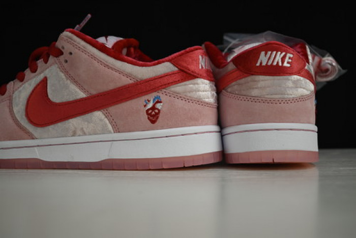 nike dunk sb low strangelove skateboards ct2552-800