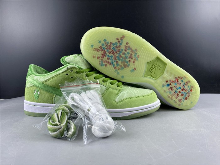 nike dunk sb low strangelove green ct2552-300