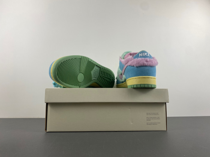 verdy x nike sb dunk low “visty” fn6040-400