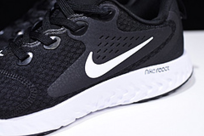 nike epic react flyknit black and white aa1625 001