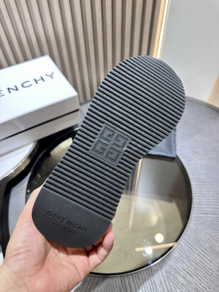 Givenchy Sneakers 660055